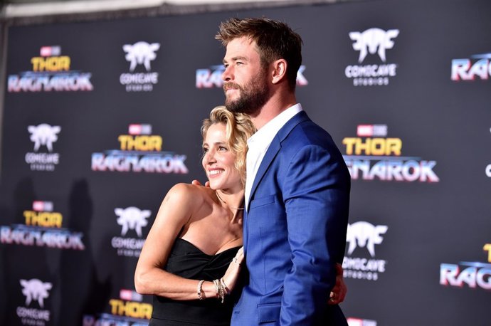 ELSA PATAKY Y CHRIS HEMSWORTH