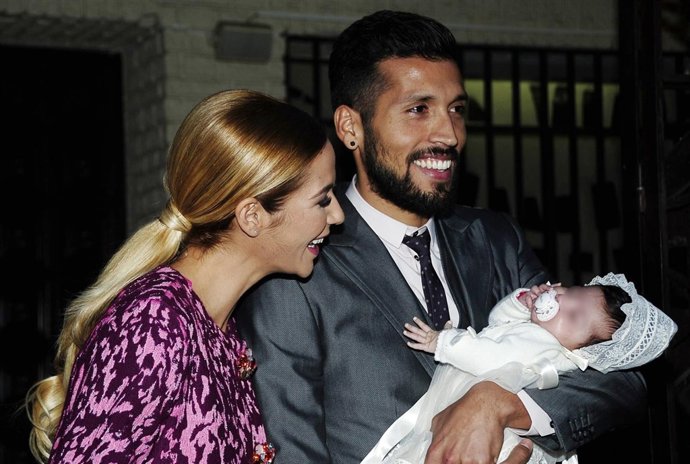 Tamara Gorro y su marido, en el bautizo de su hija Shaila