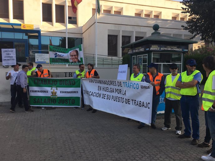 Concentración de examinadores de tráfico en Sevilla