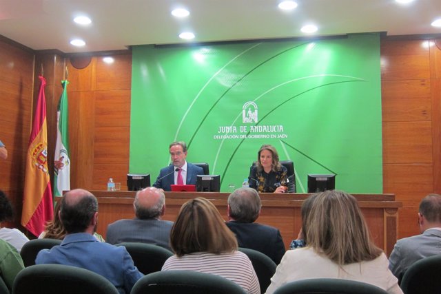 Felipe López y Ana Cobo presentan los presupuestos de la Junta para 2018.
