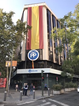 Bandera de España en la sede del PP de la calle Génova