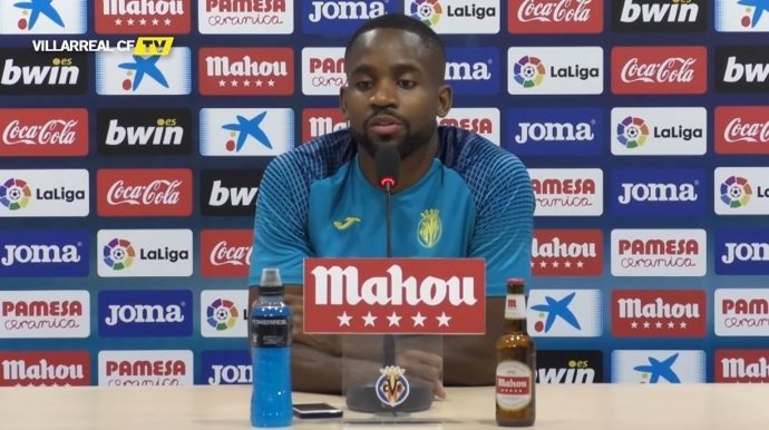 Cédric Bakambu en rueda de prensa