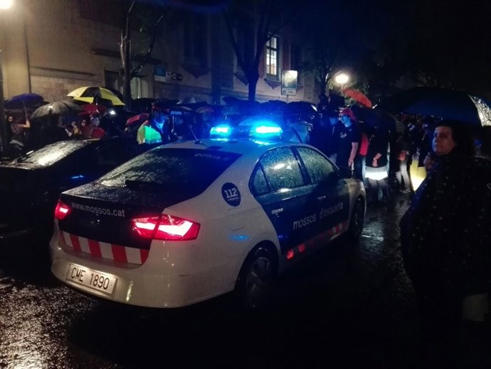 Cotxe de Mossos davant el IES Tarradell de Barcelona l'1-O
