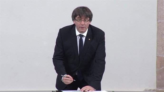 Puigdemont i Forcadell signen la declaració d'independència