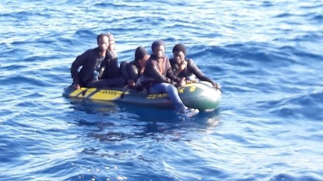 Patera con cinco migrantes