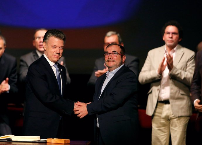 Santos y el líder de las FARC Rodrigo Londoño