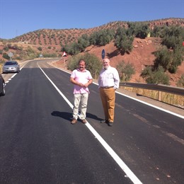 Visita de José Castro a actuación en la carretera de Vilches (Jaén)