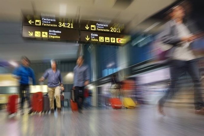 Viajeros en aeropuerto