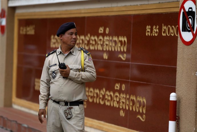 Policía frente a un juzgado de Phnom Penh