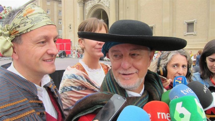 El alcalde de Zaragoza, Pedro Santisteve, asiste a la Ofrenda de Flores