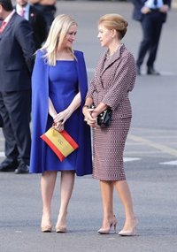 Cifuentes cambia el paraguas gigante del desfile del año pasado por un bolso con la bandera de España