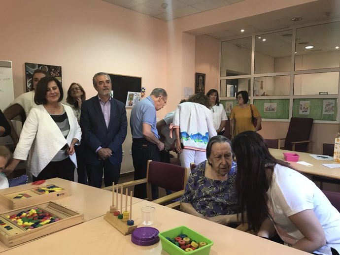 Sánchez Rubio visita el Centro de Día para Mayores con Alzheimer Macarena