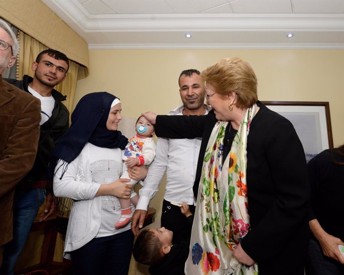 La presidenta chilena, Michelle Bachelet, recibe a refugiados sirios