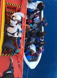 Salvamento traslada a Almería a 39 magrebíes, uno menor, rescatados de dos pateras