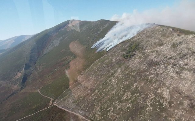 Imagen del frente del fuego en Palencia tomada desde un helicóptero