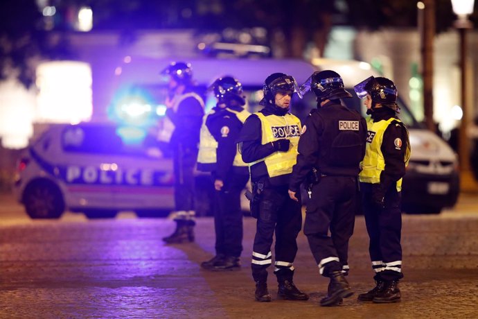 Atentado en los Campos Elíseos en París