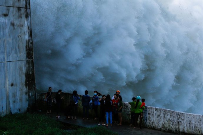 Una planta hidroeléctrica abre las puertas por las inundaciones en Vietnam.