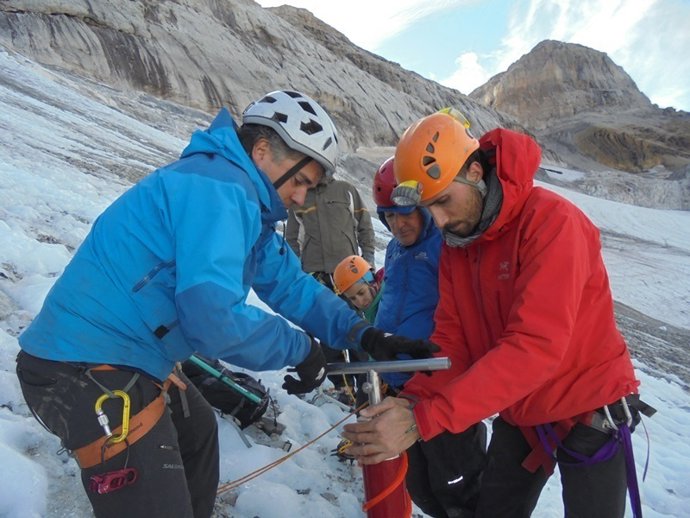 Toma de muestras en el Glaciar de Monte Perdido