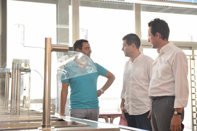 El alumno posa en el comedor del colegio