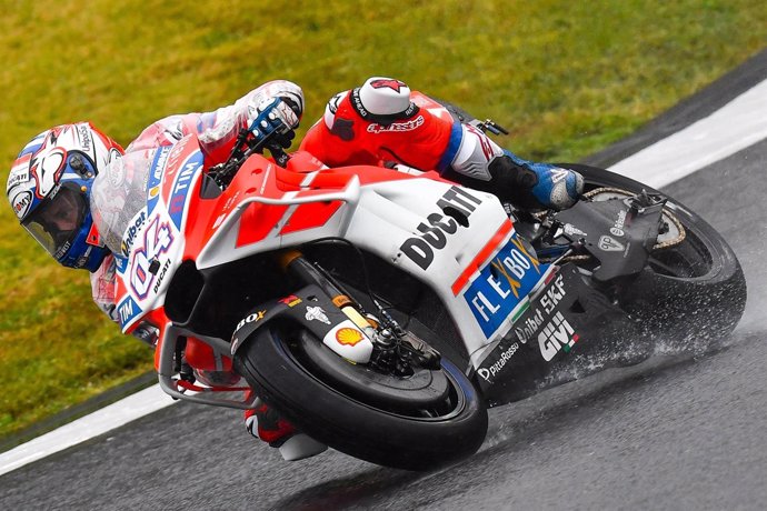 Andrea Dovizioso (Ducati) bajo la lluvia en Japón