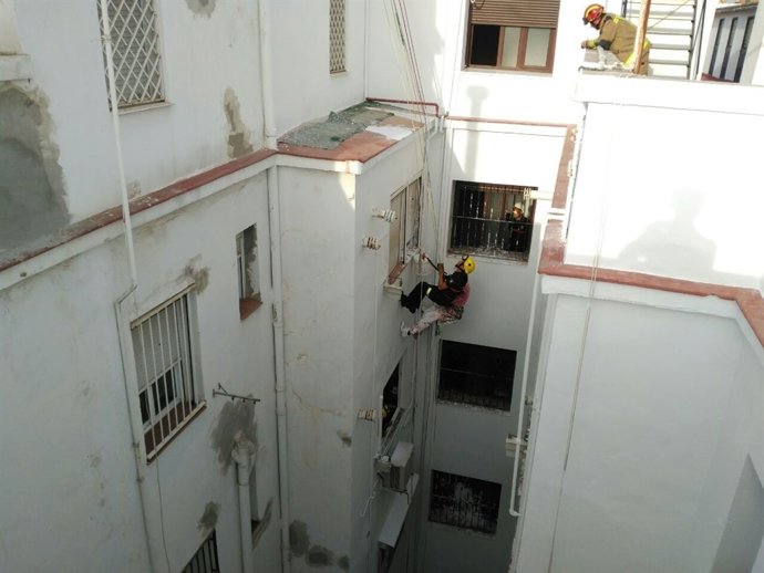 Bomberos rescatan a dos operarios en Sevilla