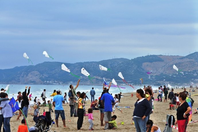 Cometas por la paz en la playa de Castelldefels (Barcelona)