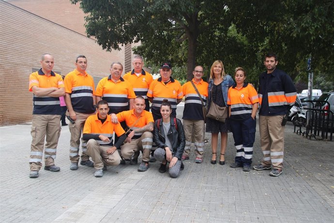 La alcaldesa de Sant Boi, Lluïsa Moret, junto a los integrantes del equipo