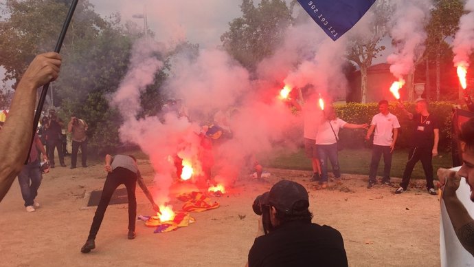 Unos ultras queman banderas esteladas en Barcelona