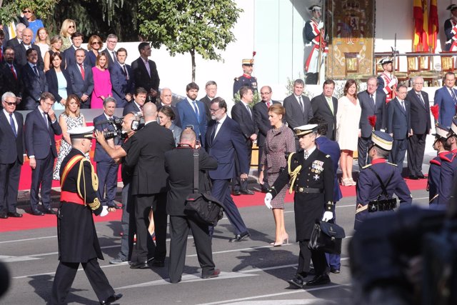 Los Reyes junto a Rajoy en el desfile del día de la Hispanidad, el 12 de octubre
