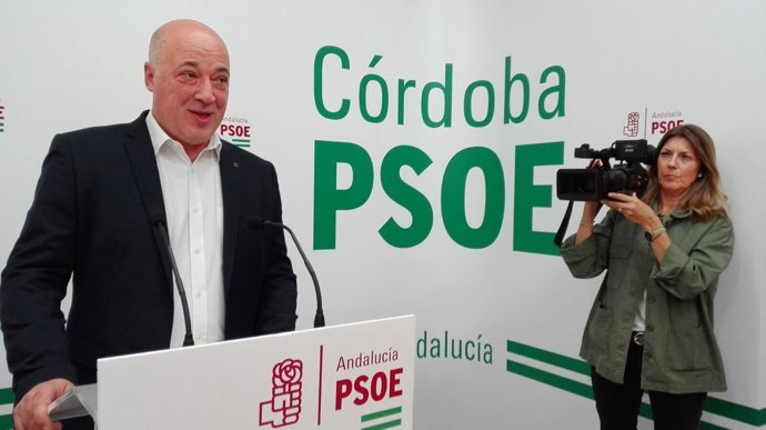 El secretario general del PSOE de Córdoba, Antonio Ruiz, en la rueda de prensa