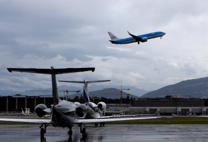 Un avión despega de un aeropuerto.