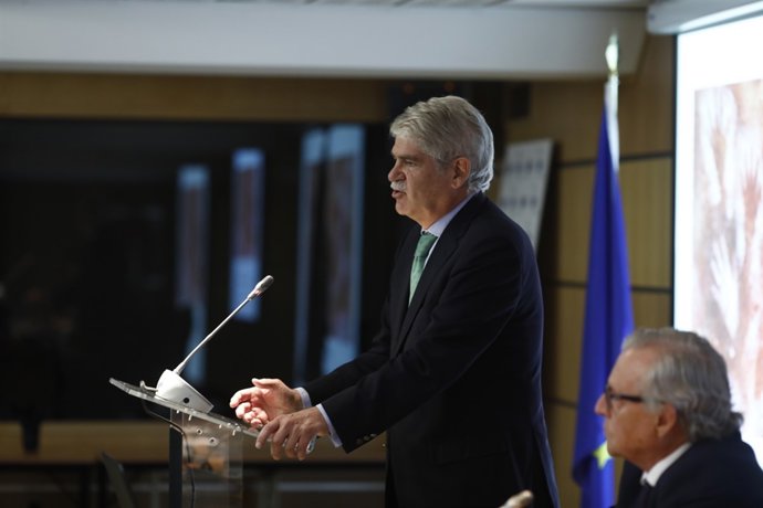 Alfonso Dastis clausura la jornada Del tribu a la ciutadania europea