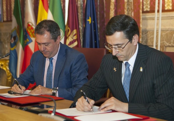 Firma del hermanamiento entre Sevilla y Laredo