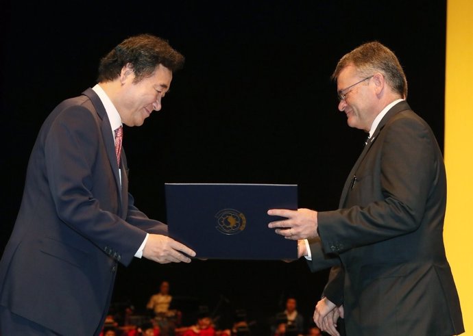 Profesor antonio Domenech recibe orden merito cultural de Corea UMA profesor