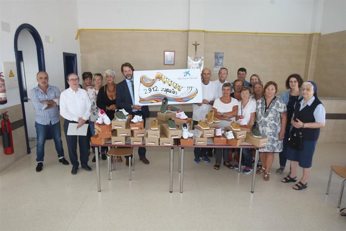 La Caixa reparte zapatos nuevos en Cádiz