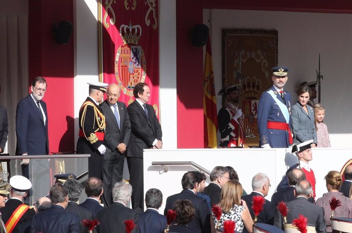 Los Reyes junto a Rajoy en el desfile del día de la Hispanidad, el 12 de octubre