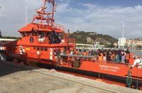 Trasladan al hospital a uno de los 53 inmigrantes rescatados en una patera en el Mar de Alborán