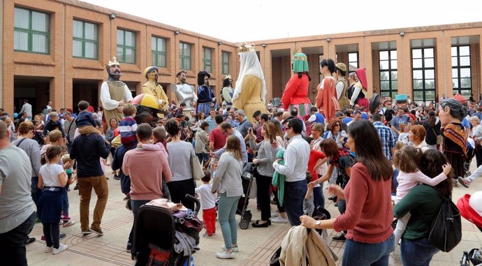 Miles de personas disfrutan de los gigantes y cabezudos en Feria de Zaragoza