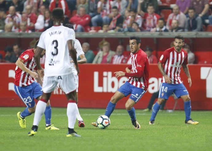 Carlos Castro, del Sporting, en un partido ante el Huesca