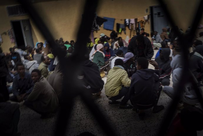 Inmigrantes y refugiados en un centro de detención en Libia