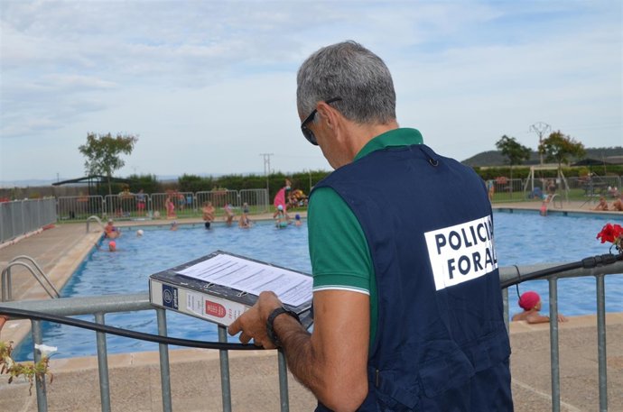 Inspección de la Policía Foral en una piscina