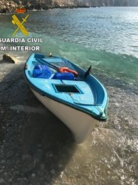 Localizan una patera vacía en una cala de Altea tras las dos que arribaron anoche con 11 personas