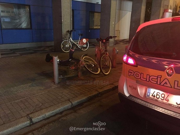Detenido tras ser sorprendido destrozando un  Sevici para robar una bicicleta 