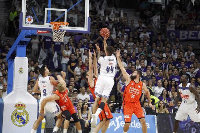 Taylor encesta en un Real Madrid - Valencia Basket Final ACB