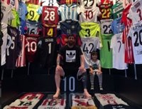 El hijo de Messi triunfa en las redes por como reacciona cuando le piden fotos a su padre