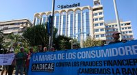Afectados por productos bancarios protestan ante la nueva sede del Banco Sabadell en Alicante