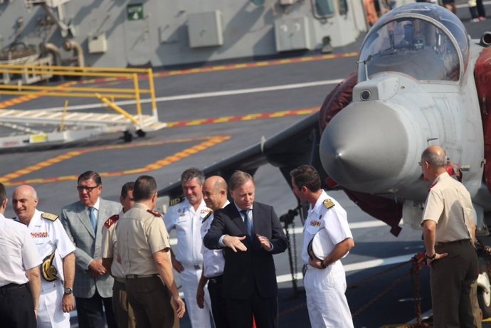 El delegado, en el acto de recibimiento al buque de la Armada