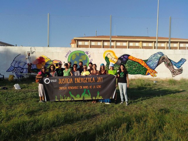 Activistas de Amics de la Terra participan en el Día de Acción por la Justicia Climática y Energética