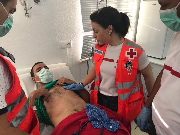 Cruz Roja atendiendo a uno de los inmigrantes