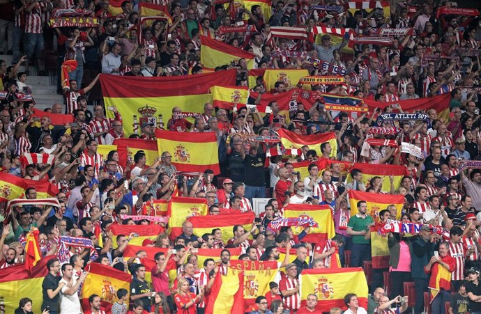 Banderas de España en el Wanda Metropolitano para recibir al Barça